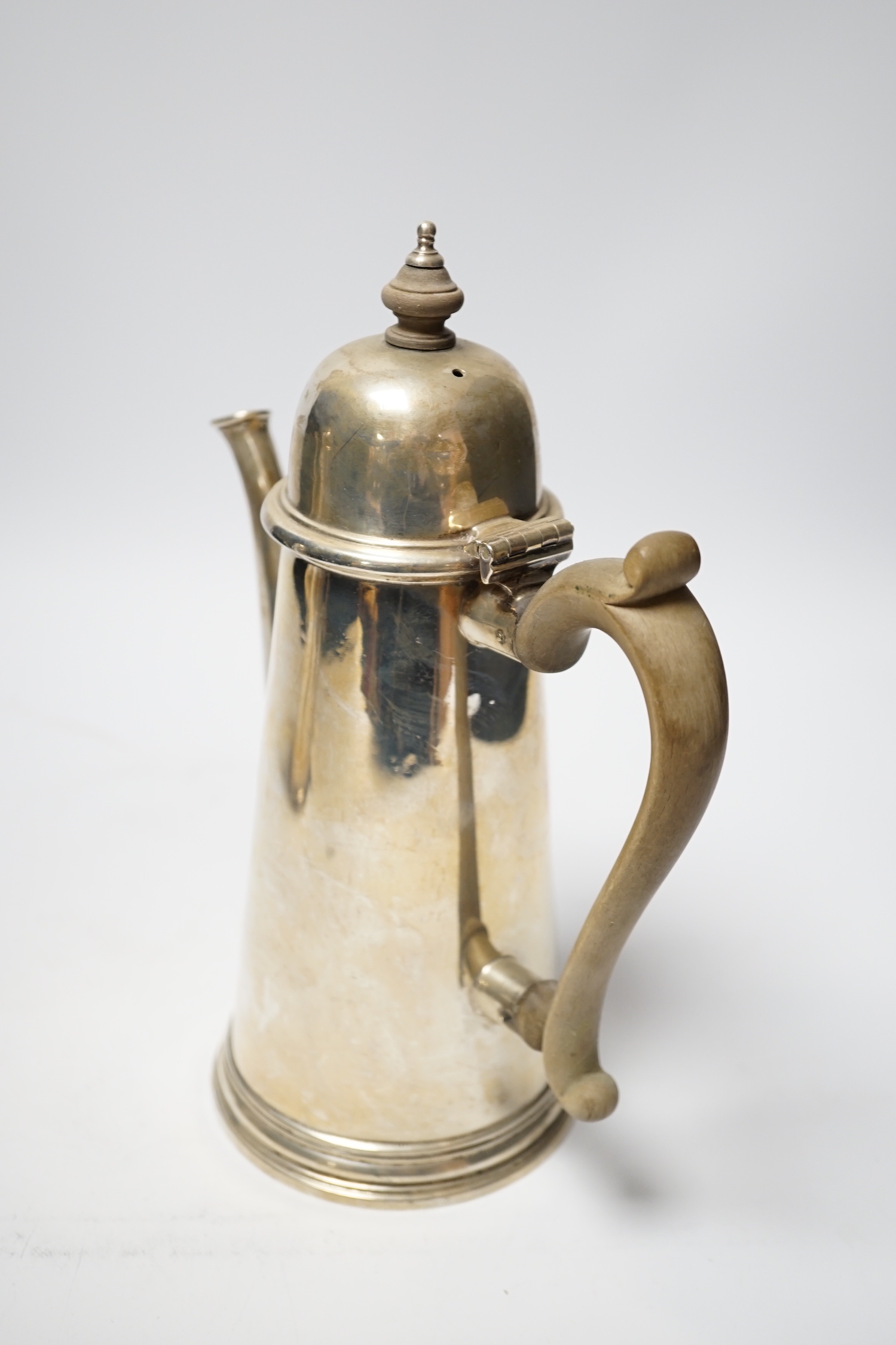 An Elizabeth II Queen Ann style coffee pot, Nat Leslie Ltd, London, 1961, gross weight 23.1oz.